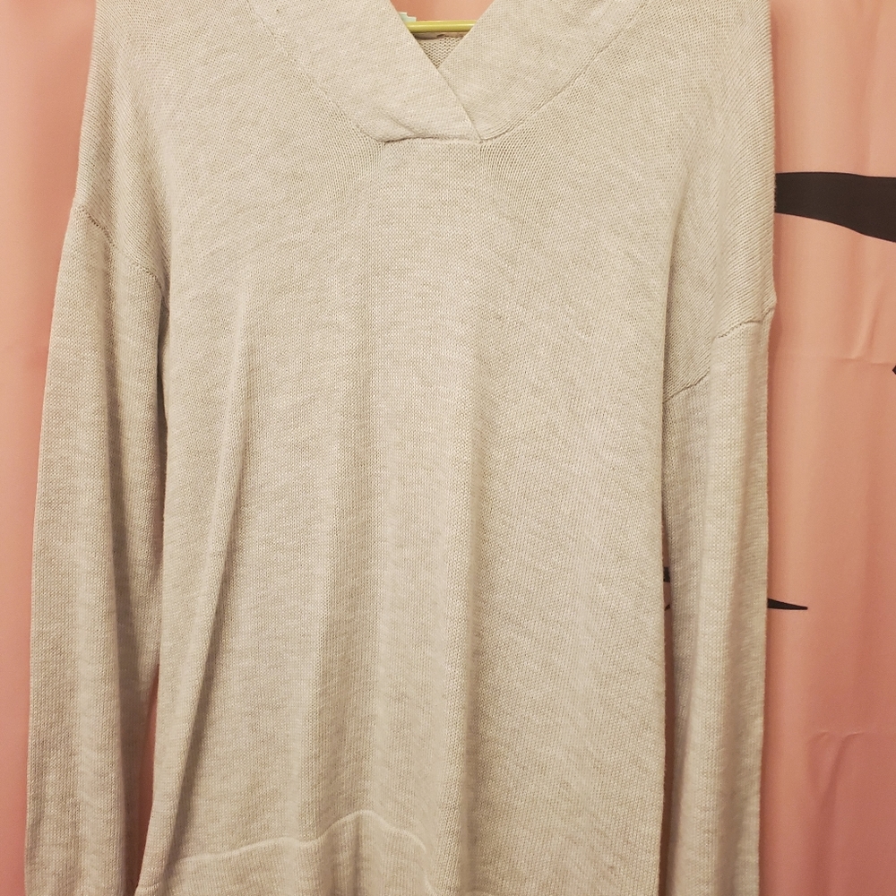 Grey sweater with pink detail